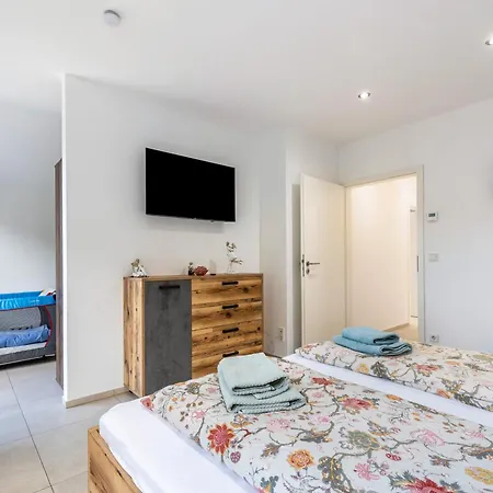 Haus Mit 4 Schlafzimmern בית נופש זולינגן