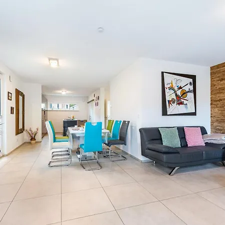 Haus Mit 4 Schlafzimmern בית נופש