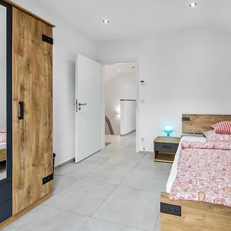 Haus Mit 4 Schlafzimmern Nyaraló Solingen